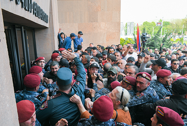 Участники акции протеста с требованием об отставке премьер-министра Армении Никола Пашиняна и сотрудники полиции у здания мэрии Еревана. Фото: Александр Патрин / ТАСС