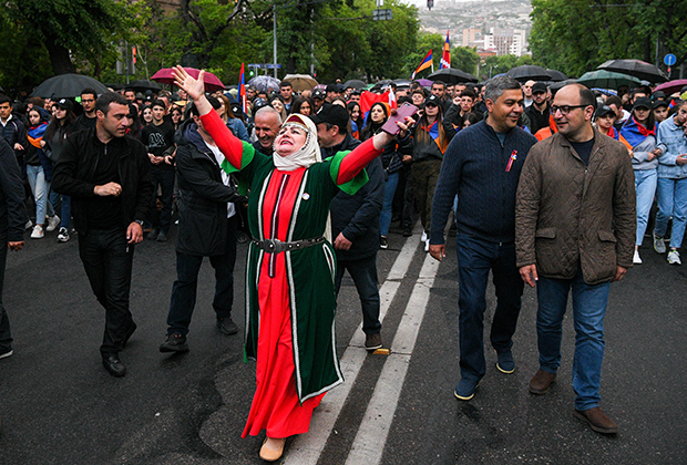Участники акции протеста с требованием об отставке премьер-министра Армении Никола Пашиняна