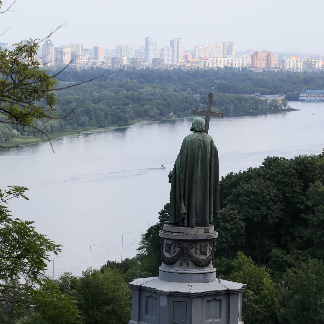 Власти киев. Памятники России. Киев. Памятник в Киеве. Демонтаж памятника дружбы в Киеве.