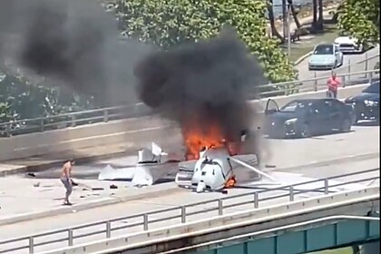 Самолет протаранил машину и загорелся при попытке сесть на автомобильном мосту