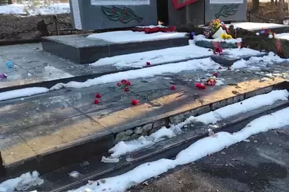 Злоумышленники разбили лампады и разбросали цветы у памятника воинам-афганцам