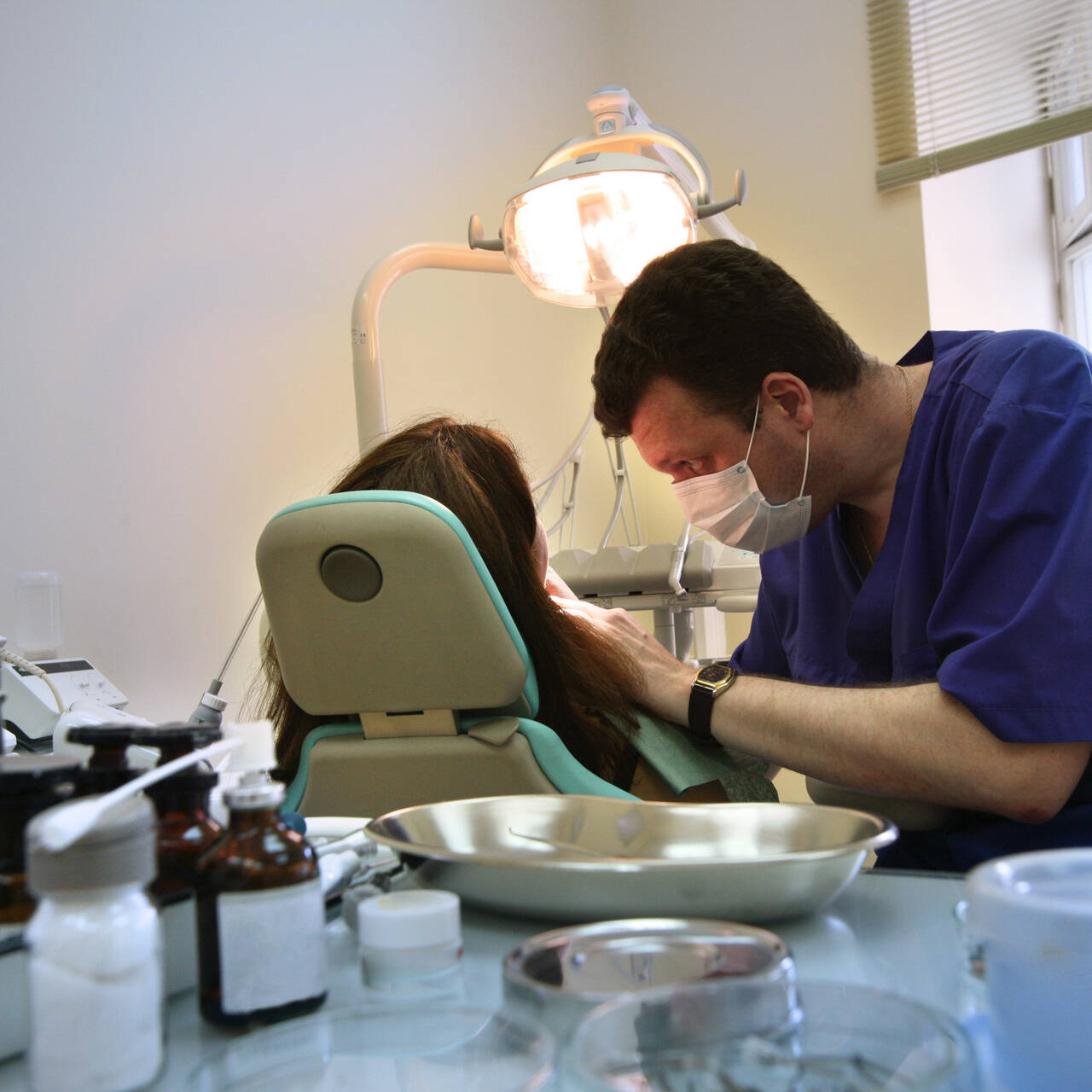 Стоматология на 9 мая. У стоматолога в поликлинике. Стоматолог и пациент. Сайт стоматологии. Прием врача стоматолога.