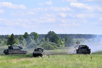 В России ответили на слухи об отправке боевой техники к финской границе