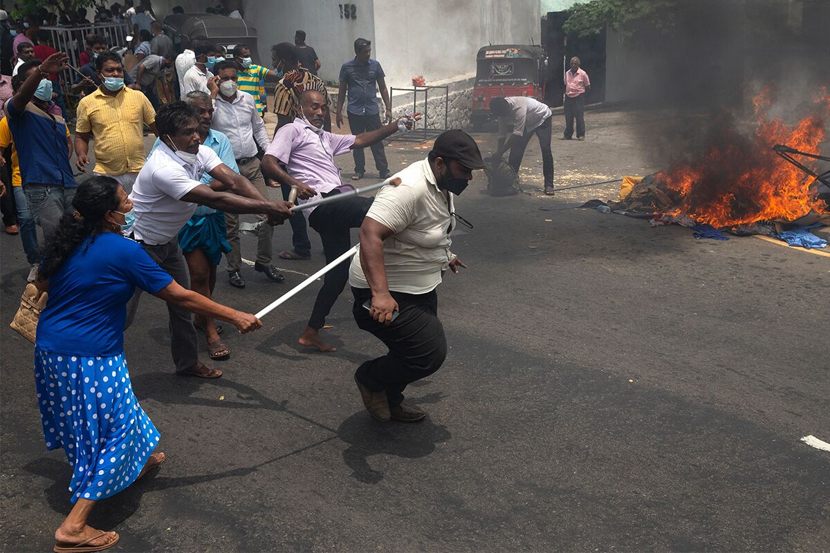 Сторонники правительства избивают демонстрантов в Коломбо 