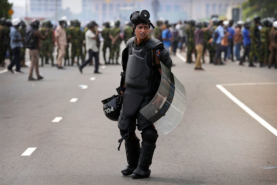 Шри-ланкийский полицейский во время протестов в Коломбо 9 мая 