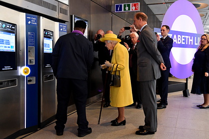 Елизавета II неожиданно спустилась в метро