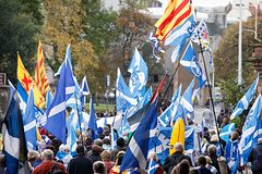 Участники марша в Эдинбурге за независимость Шотландии