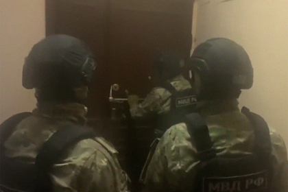 Штурм спецназовцами квартиры с проститутками в Петербурге попал на видео