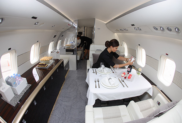 . В салоне самолета Bombardier Global 6000 