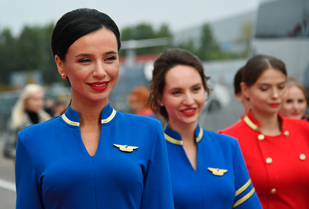 Девушки в форме Школы стюардесс Teamline на 15-й Международной выставке деловой авиации RUBAE 2021