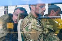 Сотни украинских военных с «Азовстали» сдались в плен. Украина хочет обменять их, а в России предлагают судить