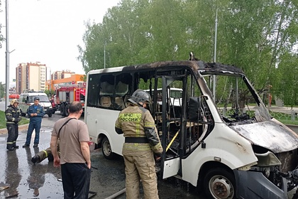 В российском регионе загорелась маршрутка с пассажирами и попала на видео
