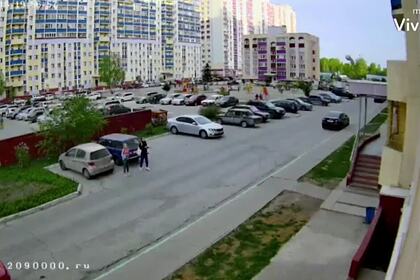 Годовалый ребенок выпал из окна 17-этажки в российском городе и попал на видео