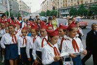 «Это была движуха и тусовка» 100 лет назад в СССР появились пионеры. Ради чего миллионы детей надевали красный галстук?
