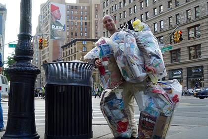 Американец решил носить костюм из мусора в течение месяца