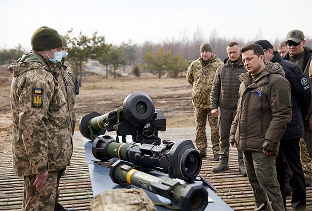 Владимир Зеленский осматривает оружие во время учений, 16 февраля 2022 года