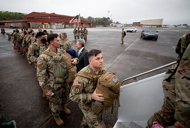 Солдаты армии США загружаются в транспортный самолет, направляющийся в Европу