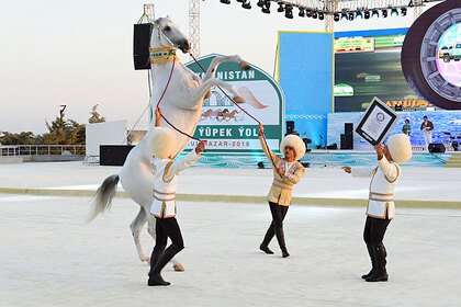В Туркмении поставят памятник коню бывшего президента