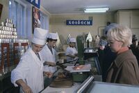 «Имевшие доступ к копченой колбасе пользовались авторитетом» Как дефицит изменил жизнь миллионов людей в СССР?