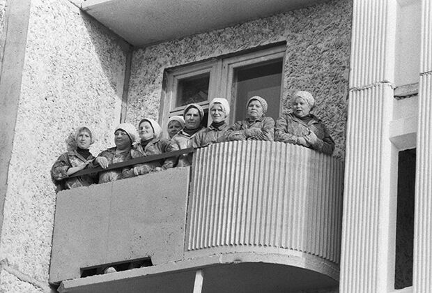СССР. Мурманская область. Оленегорск. 10 октября 1984 года. Члены бригады О. Попковой на балконе строящегося дома