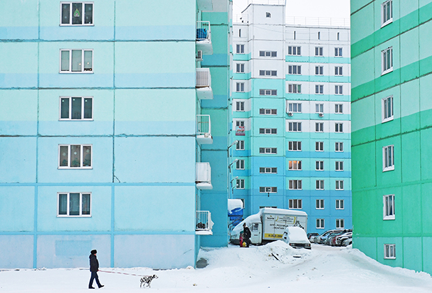 Многоэтажные панельные дома в строящемся жилом комплексе «Просторный» в Южно-Чемском жилмассиве в Новосибирске