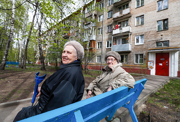Пожилые женщины у подъезда жилого дома в 1-м Рижском переулке, в Останкинском районе, попавшего в перечень для голосования по включению в проект программы реновации жилья