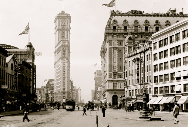 Площадь Лонгакр, теперь называемая Таймс-сквер, с театрами, магазинами, отелями и зданием Таймс-билдинг, Нью-Йорк. Фото: Pierce Archive LLC / Getty Images