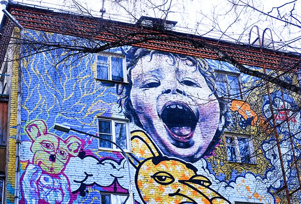 Фрагмент граффити на здании в Янтарном проезде в Москве. Арт-проект «Раскрась Москву» был реализован российскими и иностранными художниками в 2007 году. Всего в квартале между Изумрудной улицей и Янтарным проездом было расписано 12 домов