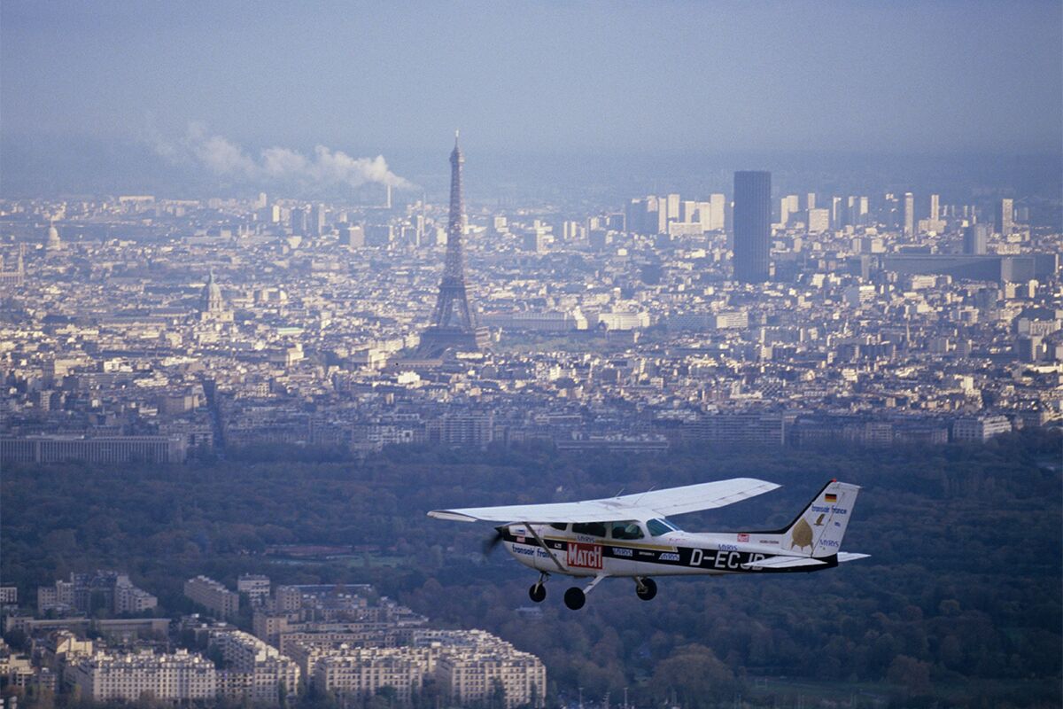 Самолет Cessna 172, на котором Матиас Руст сел на Красную площадь, пролетает над Парижем. 13 ноября 1987 года