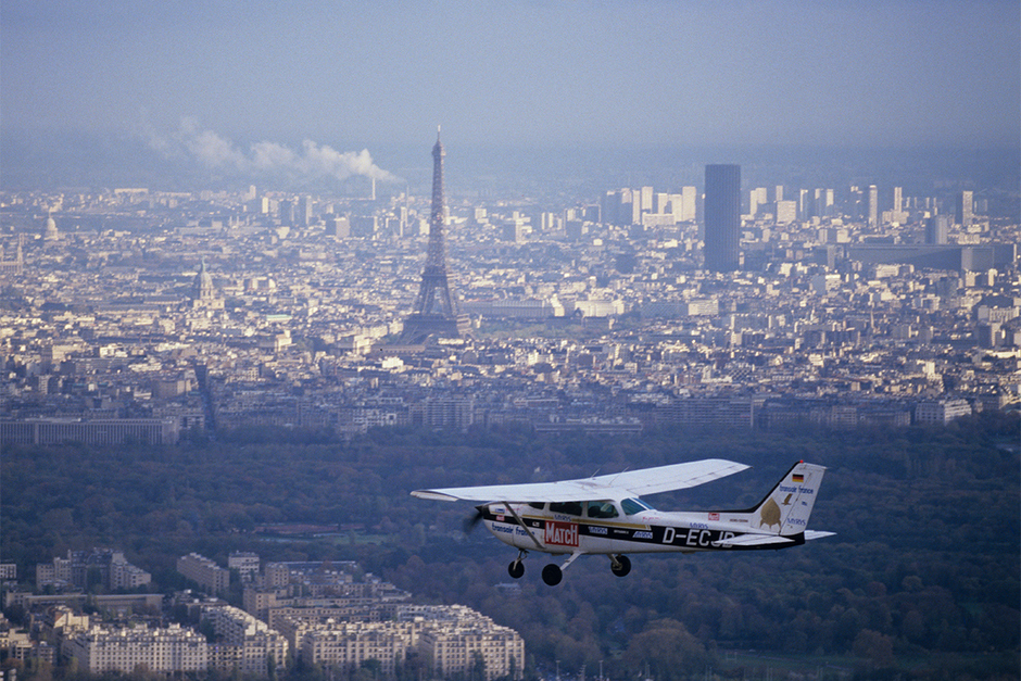 Самолет Cessna 172, на котором Матиас Руст сел на Красную площадь, пролетает над Парижем. 13 ноября 1987 года