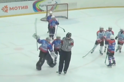 Нападение  10-летнего российского хоккеиста на судей попало на видео