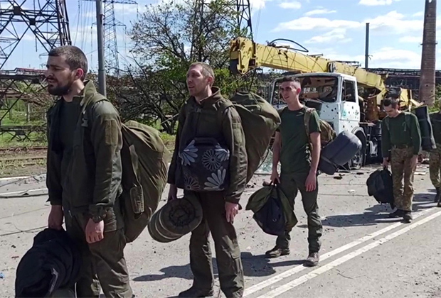 Сдавшиеся в плен украинские военнослужащие и боевики нацбатальона «Азов» на территории комбината «Азовсталь». Мариуполь, 20 мая