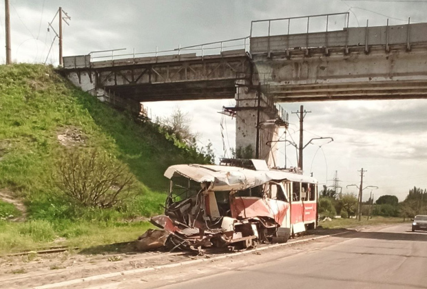Взорванный трамвай в Мариуполе
