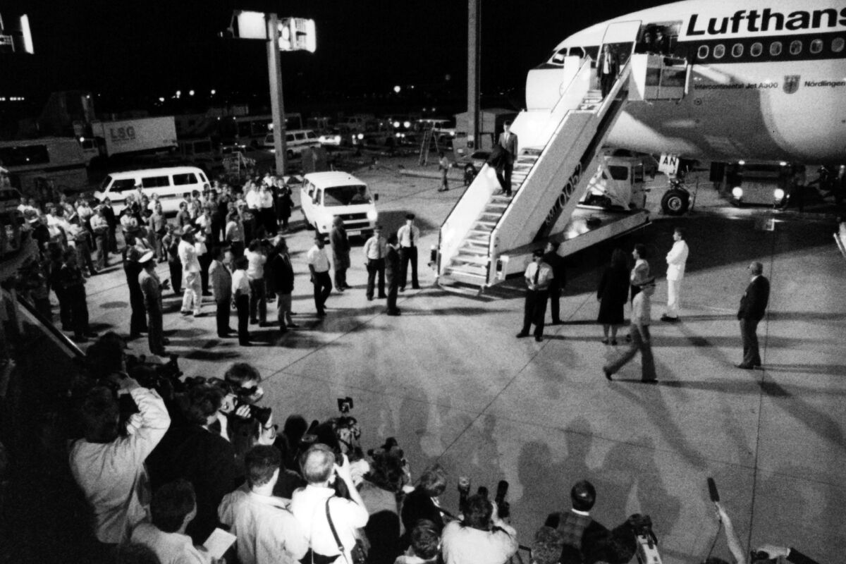 Около 200 журналистов приветствуют Матиаса Руста после освобождения из советской тюрьмы. Аэропорт Франкфурта (ФРГ), 3 августа 1988 года