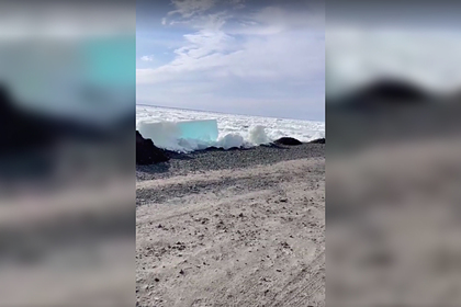 Россияне сняли на видео выползающие на берег огромные глыбы льда