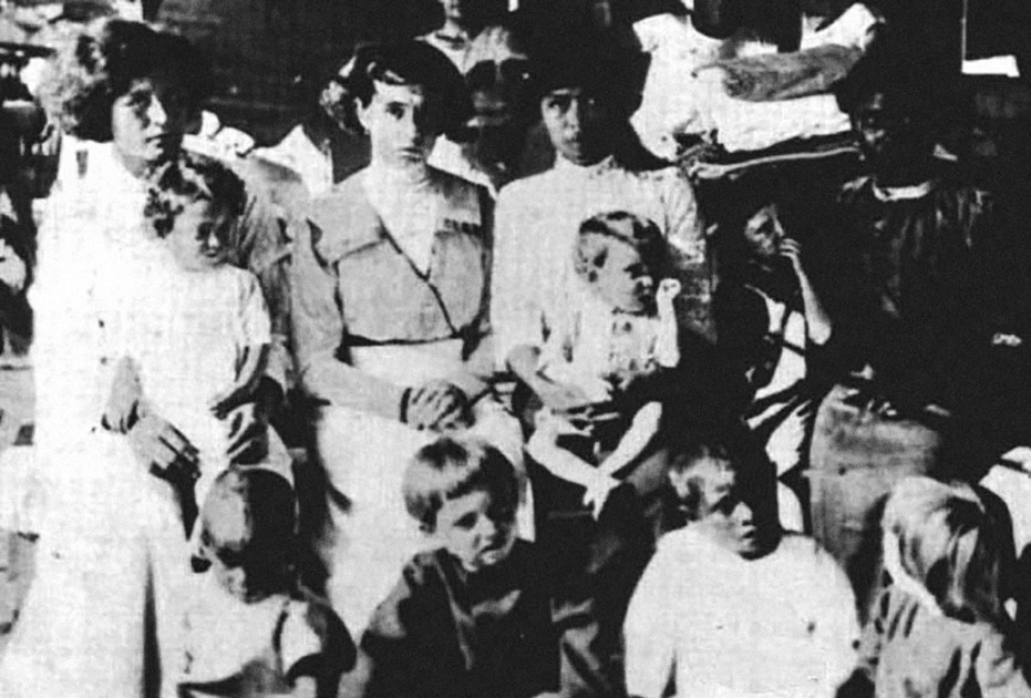 11 выживших на острове Клиппертон: Тирса Рендон, Алисия Ровира-Арно, Альтаграсия Кирос, сирота-подросток Розалия и семеро детей на борту корабля «Йорктаун», 1917 год
