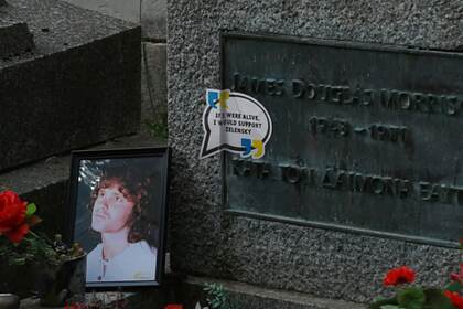 На могилы Пиаф и Моррисона наклеили проукраинские стикеры