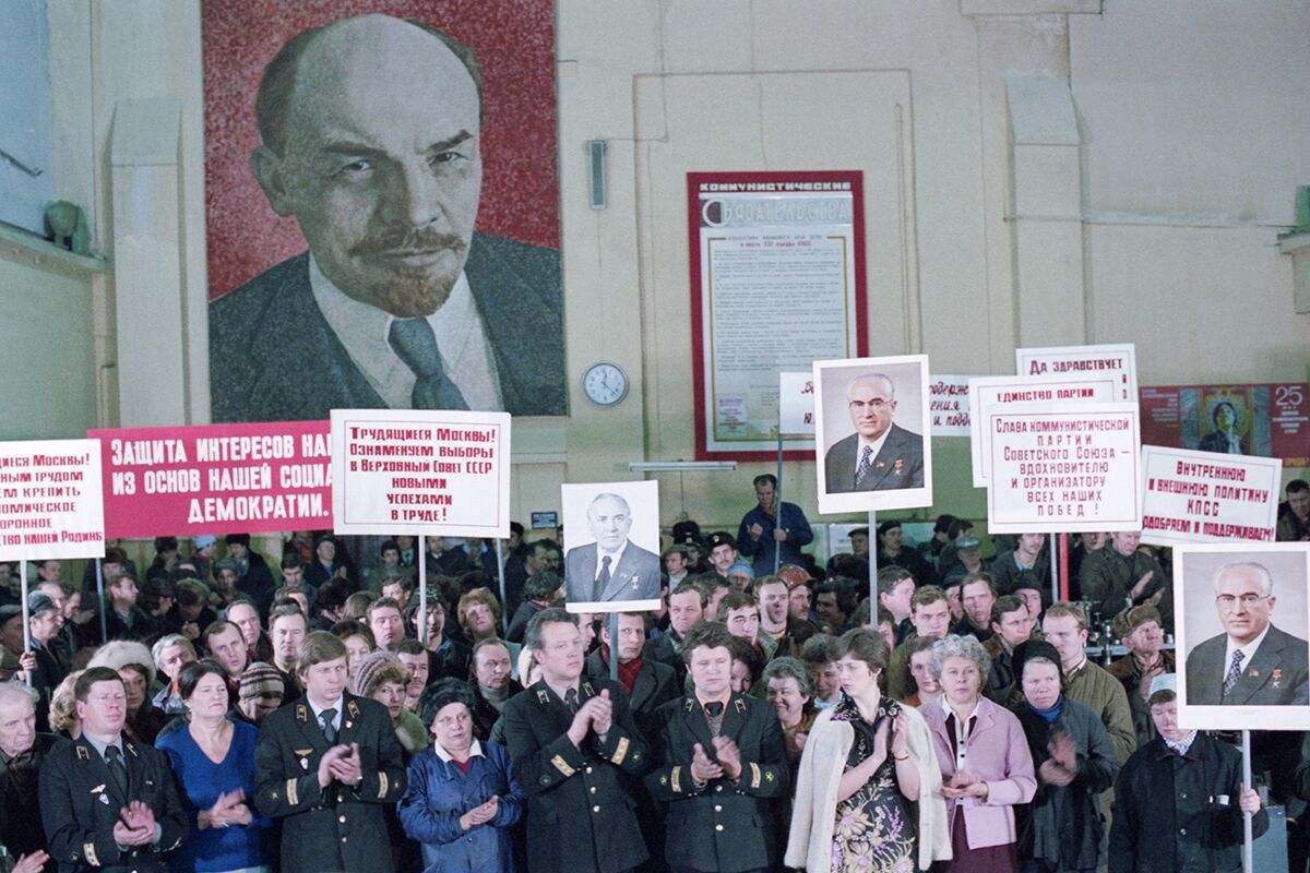 Коллектив депо после выдвижения Гришина кандидатом в депутаты Верховного Совета СССР 