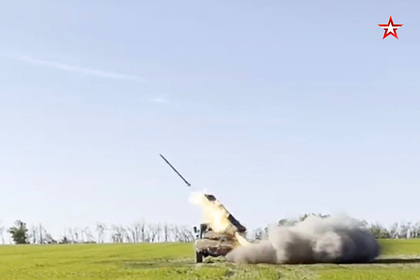 Удар высокоточными ракетами по цехам завода на Украине показали на видео