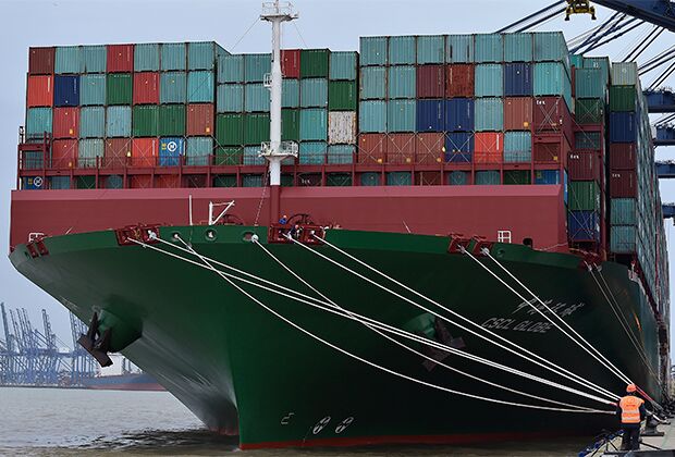 Самый большой контейнеровоз в мире CSCL Globe