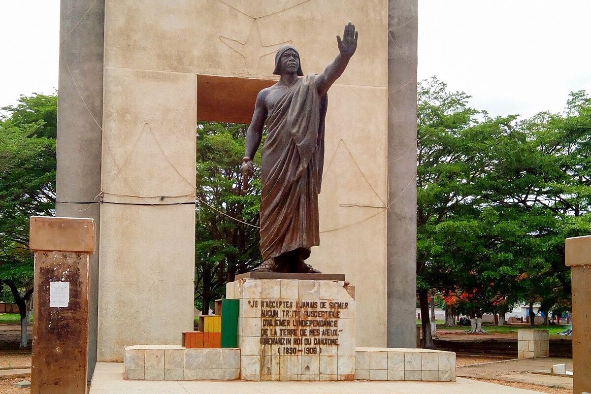 Памятник королю Беханзину, правившему в конце XIX века африканским государством Дагомея, на территории которого находится современный Бенин. Статуя построена студией «Мансудэ» в 2006 году.