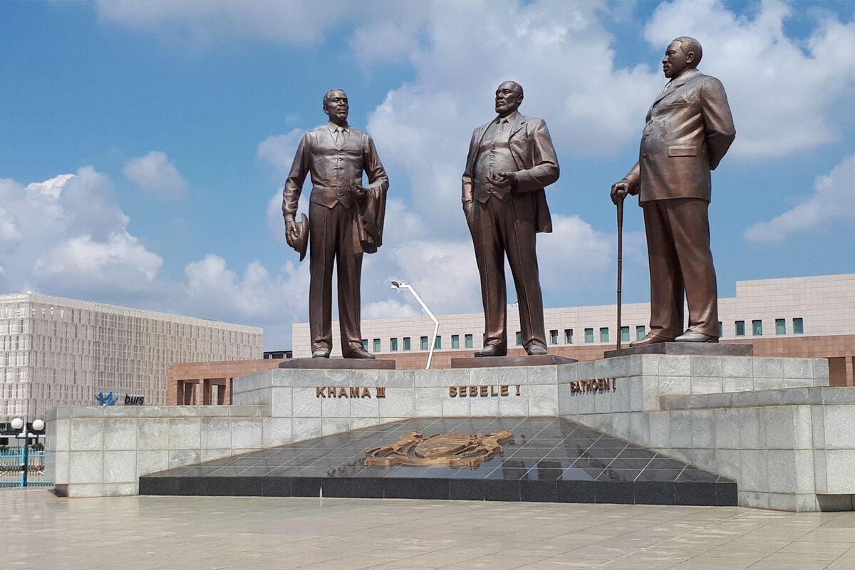 Монумент посвящен вождям Кхаме III из Бангвато, Себеле I из Баквена и Батоену I из Бангвакетсе, которые в конце XIX века отправились в Великобританию и потребовали у Королевы Викории независимость для Ботсваны.