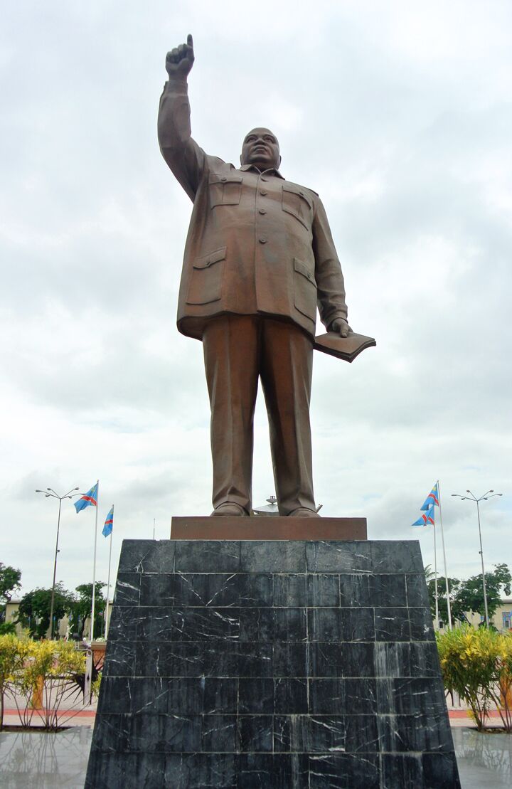 «Мансудэ» построила статую в 2002 году, но местные заподозрили корейцев в халтуре — по их мнению, телосложение Кабилы подозрительно напоминает Ким Чен Ира, и статуя изначально могла быть посвящена северокорейскому вождю