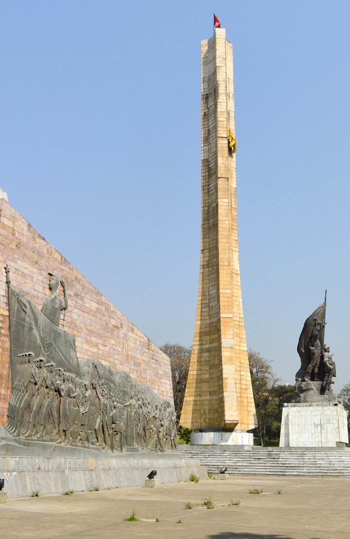 Монумент «Наша борьба» в Эфиопии. Передан в дар северокорейским правительством в 1984 году.