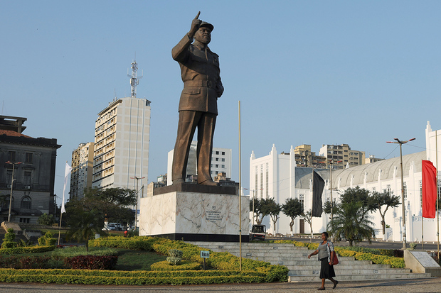 Статуя первого президента Мозамбика Саморы Машела. Выполнена мастерами «Мансудэ» в 2011 году.. Фото: Siphiwe Sibeko / Reuters