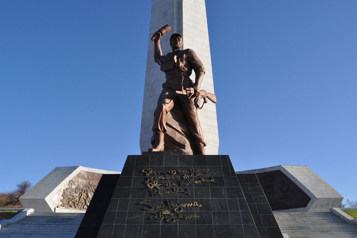 Мемориал «Акр героев» в Намибии. Комплекс, в котором погребены герои войны за независимость африканского государства, был официально открыт в 2002 году, на его строительство у мастеров «Мансудэ» ушло всего 13 месяцев.