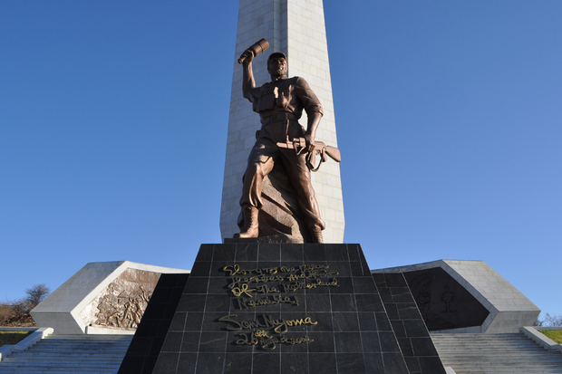 Мемориал «Акр героев» в Намибии. Комплекс, в котором погребены герои войны за независимость африканского государства, был официально открыт в 2002 году, на его строительство у мастеров «Мансудэ» ушло всего 13 месяцев.. Фото: Raymond June / Flickr