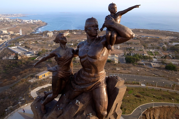 Монумент «Возрождение Африки» в Сенегале. Возведен студией «Мансудэ» в 2010 году, строительные работы заняли около четырех лет.. Фото: Jeff Attaway / Flickr