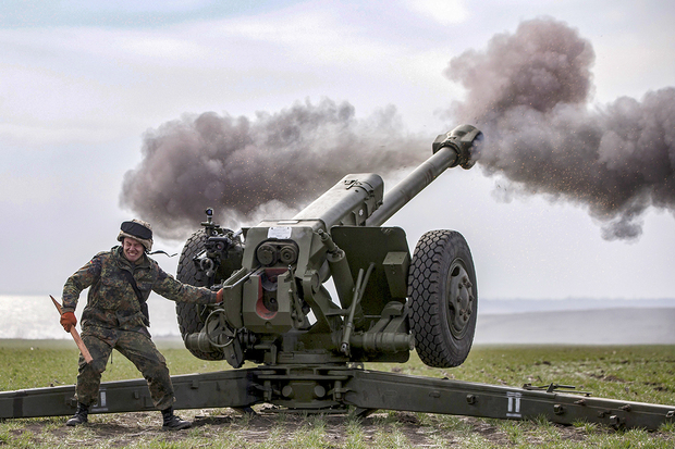 Батальон «Азов» на артиллерийских учениях в селе Урзуф, расположенном к западу от Мариуполя на Азовском море, 19 марта 2015 года. Фото: Marko Djurica / Reuters