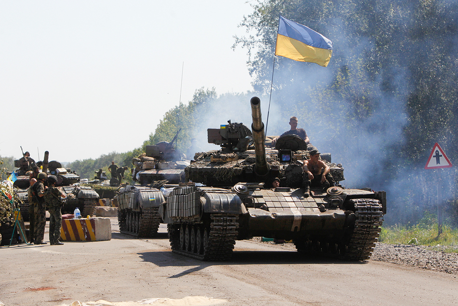 Танки Вооруженных сил Украины проходят мимо блокпоста во время патрулирования района возле города Дебальцево, 3 августа 2014 года